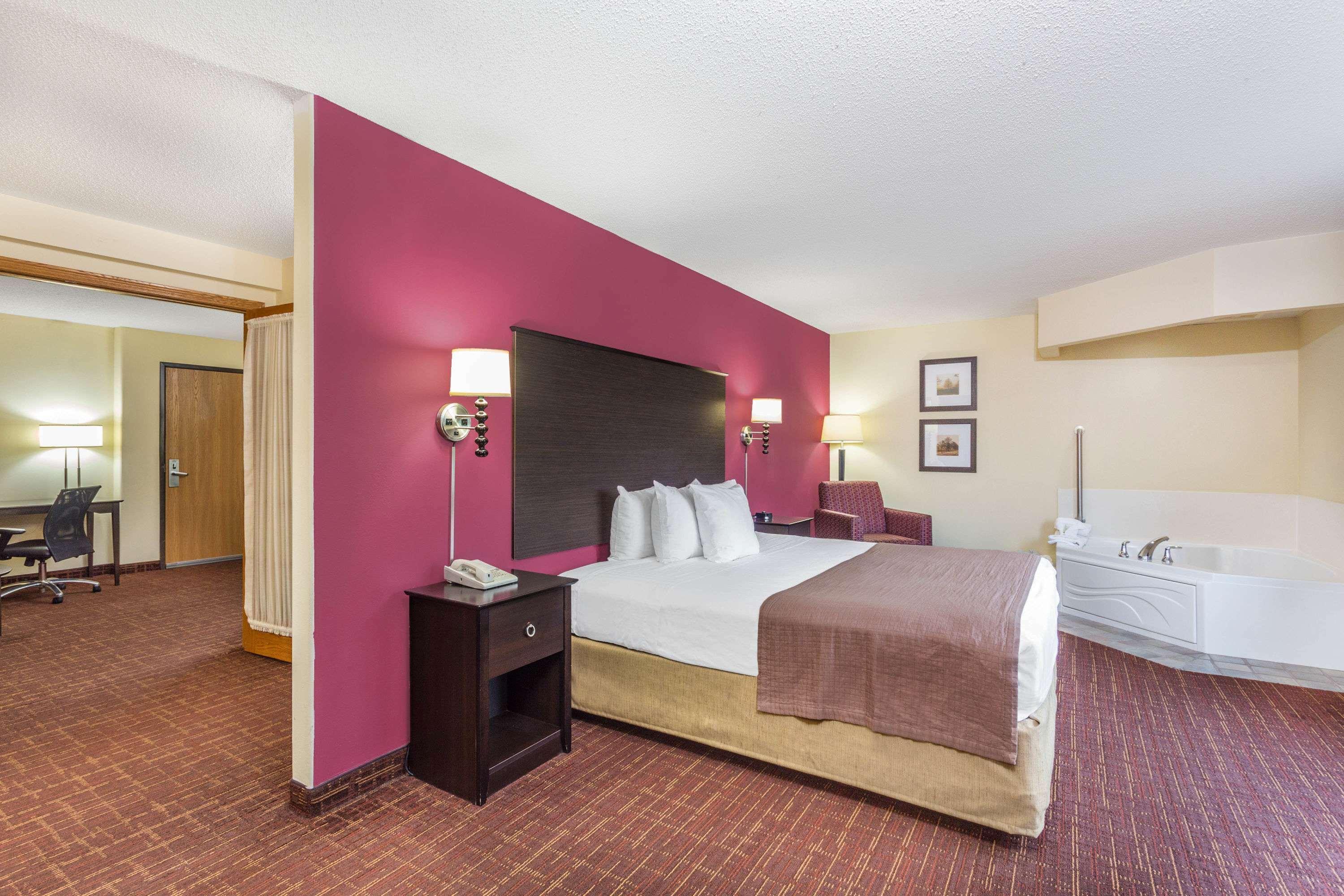 Hotel Americinn By Wyndham South Madison